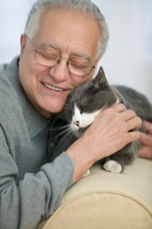 Vieil homme avec chat