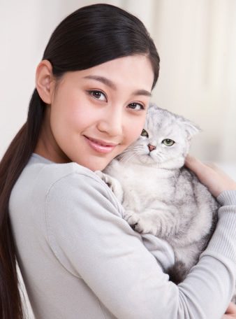 Femme avec chat