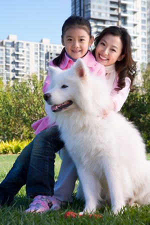 Mère et fille avec chien