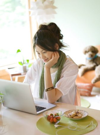 Femme devant son ordinateur avec son chien