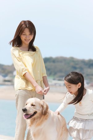 Maman et fille avec chien